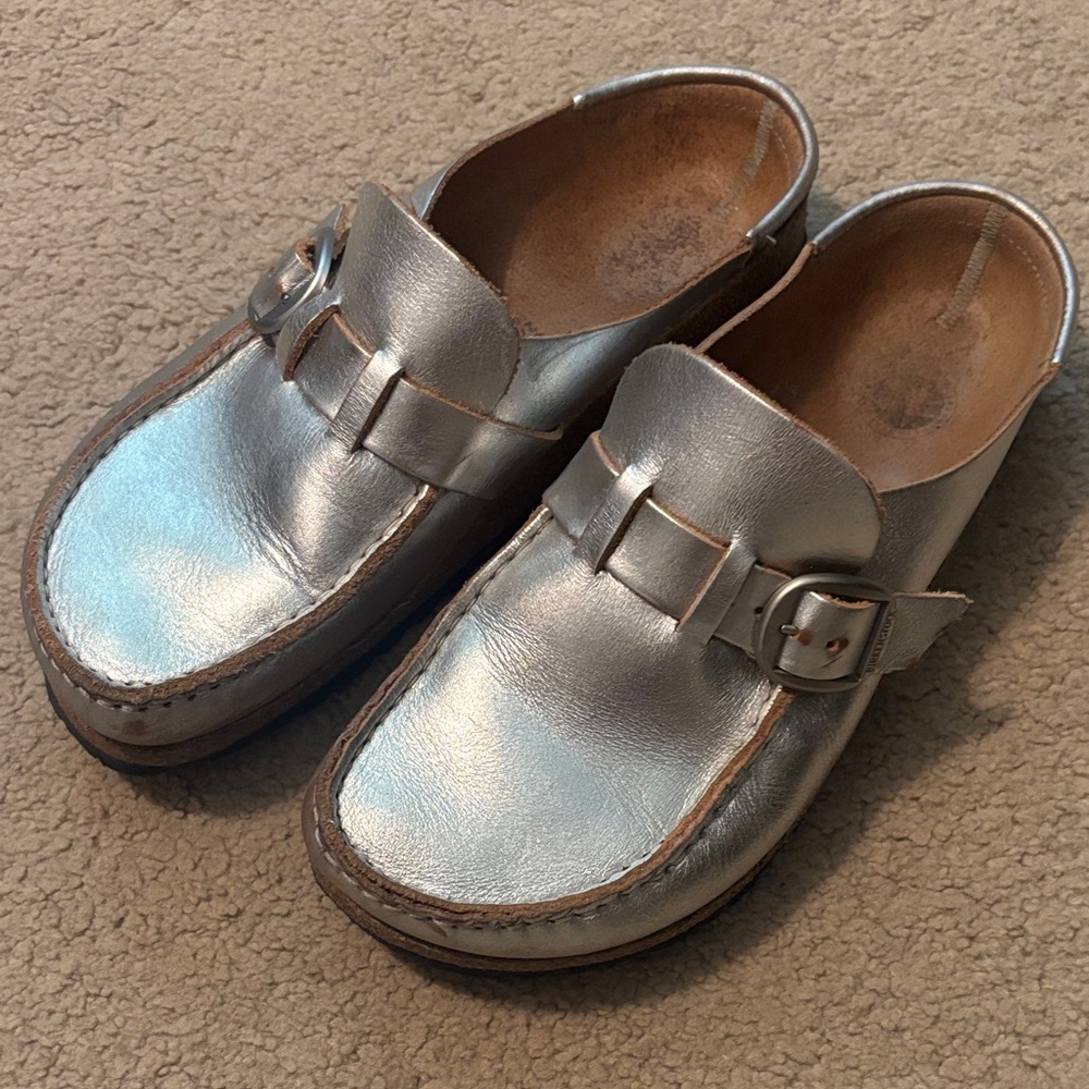 Birkenstock Silver Metallic Leather Moccasin Clogs with Buckle
